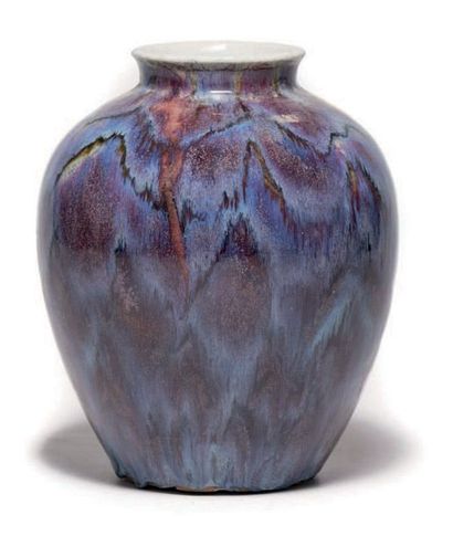 CHINE - Vers 1900 Vase balustre en porcelaine émaillée rouge et violet flammé.
Haut.:...