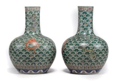 CHINE - Début du XXe siècle Paire de vases de forme «tianqiuping» en porcelaine émaillée...