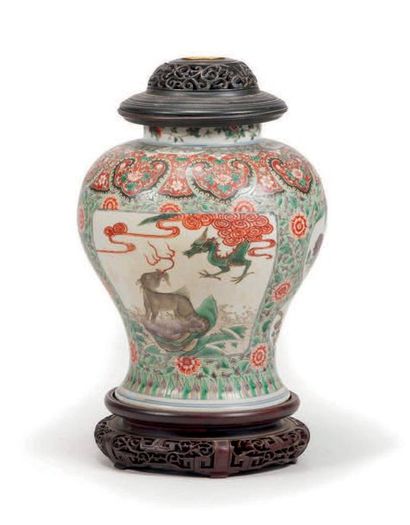 CHINE - XIXe siècle Potiche de forme balustre en porcelaine émaillée polychrome dans...