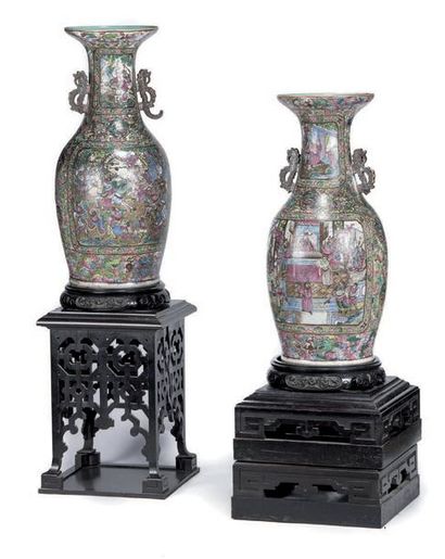 CHINE, Canton - XIXe siècle Paire de vases balustres en porcelaine émaillée polychrome...