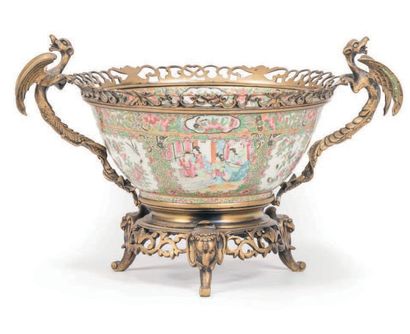 CHINE, Canton - XIXe siècle Bol en porcelaine émaillée polychrome à décor dans des...