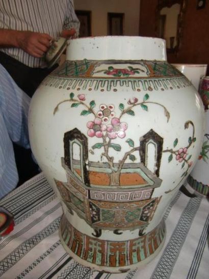 null Potiche couverte en porcelaine chinoises à décor de vases fleuris et inscriptions.
H....