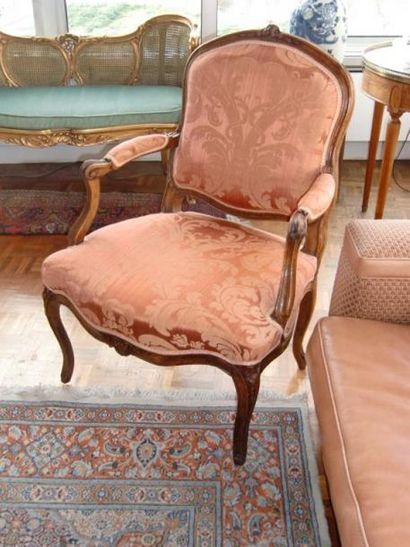 null Fauteuil en bois naturel , pieds cambrés. Garniture de soierie rose.
Epoque...