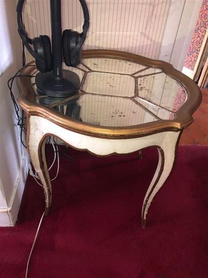 null Petite table d'appoint en bois peint crème et doré de style Louis XV
Dessus...