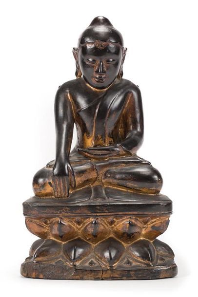 null BIRMANIE - Fin XIXe siècle
Statuette de bouddha en bois laqué noir et or, assis...
