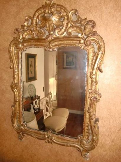 null Glace en bois et stuc doré. Fronton à coquille. Style Louis XV.
91 x 63 cm
