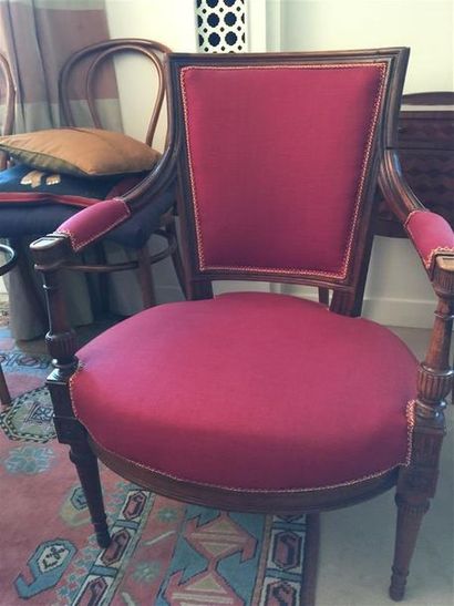 null Fauteuil de style Directoire garni de velours rouge et fauteuil cané de style...