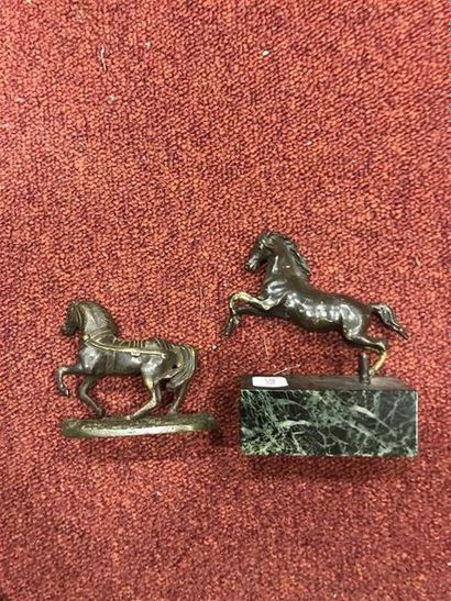 null Deux petits chevaux en bronze dont un sur socle en marbre (accident à une p...