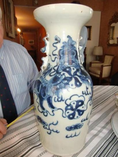 null Potiche en porcelaine de Chine céladon et bleu.
H. 43 cm
