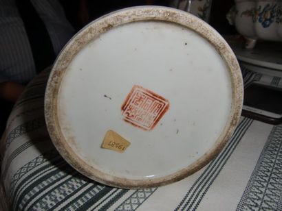null Vase rouleau en porcelaine chinoises à décor floral et inscriptions.
H. 29 cm...