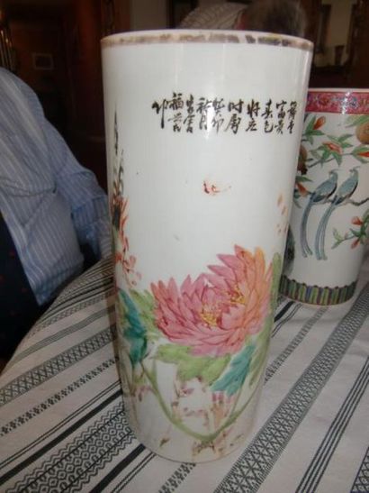 null Vase rouleau en porcelaine chinoises à décor floral et inscriptions.
H. 29 cm...