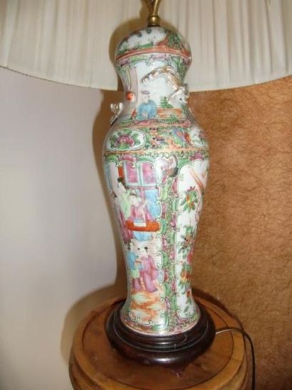 null Un vase couvert en porcelaine de Canton
H. 31 cm
