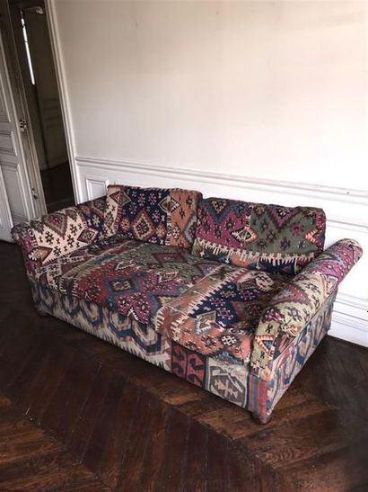 Canapé garni d'un patchwork de kilims.
190...