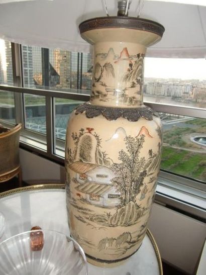 null Grand vase en porcelaine fond beige à décor de pagodes dans des paysages de...