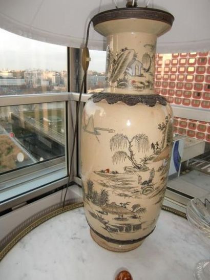 null Grand vase en porcelaine fond beige à décor de pagodes dans des paysages de...
