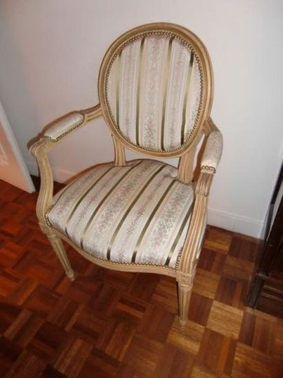 null Série de trois fauteuils médaillon. Style Louis XVI. 