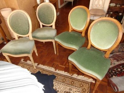 null Deux paires de chaises à dossier médaillon (une en bois naturel, l'autre en...