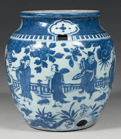null Vase en porcelaine blanche, décoré en bleu d'immortels sur une terrasse plantée...