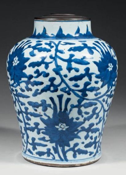 null Vase en porcelaine, décoré en bleu de grands rinceaux de fleurs. Chine, XVIIe...