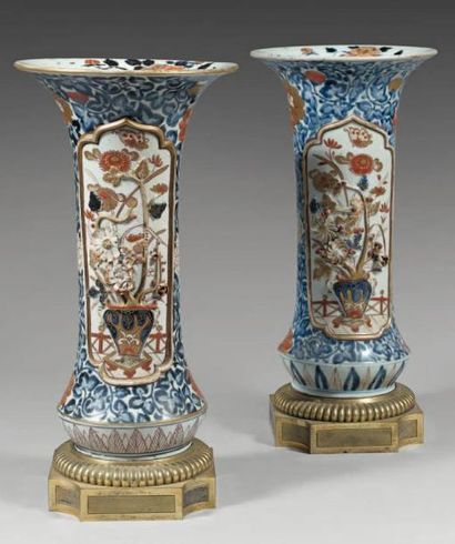null Paire de vases cornet en porcelaine décorés en émaux bleu, rouge et or de deux...