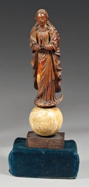 null Statuette en ivoire sculpté et patiné représentant la Vierge debout sur un croissant...