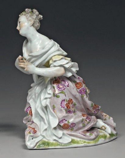MEISSEN Porcelaine Statuette à décor polychrome représentant une femme agenouillée...