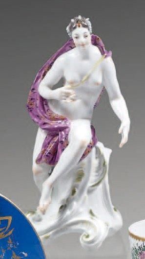 MEISSEN Porcelaine Statuette polychrome représentant une déesse assise sur un socle...