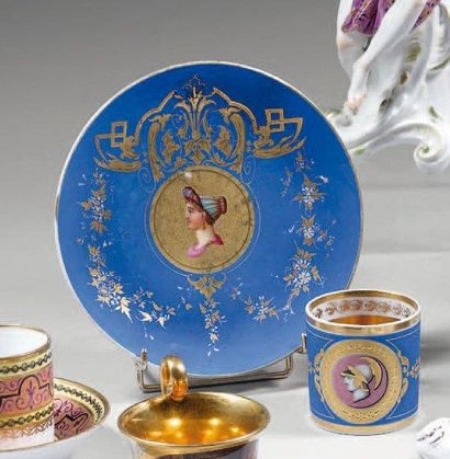 PARIS Porcelaine Tasse litron à fond bleu orné d'un médaillon avec un guerrier casqué...