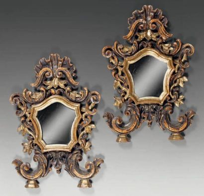 null Paire de petits miroirs en bois sculpté doré et peint. Ils sont en forme de...