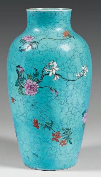 null Vase en porcelaine, décoré en émaux de la famille rose de branches fleuries...