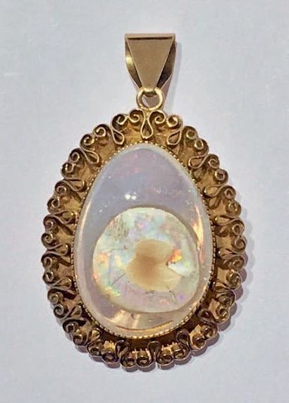 null PENDENTIF-BROCHE «goutte» en or jaune (585 millièmes) 14 carats à motifs de...