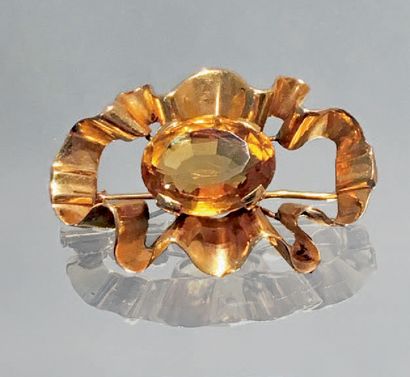 null BROCHE «ruban» en or jaune (750 millièmes) ajouré, centrée d'une citrine de...