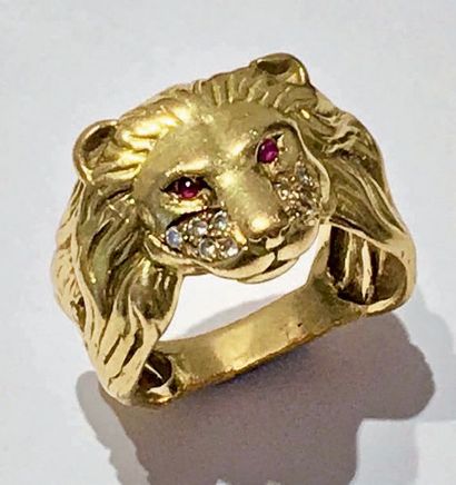 BAGUE «lion» en or jaune (750 millièmes)...