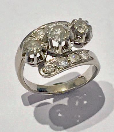 null BAGUE en platine (950 millièmes) et en or gris (750 millièmes) serti de diamants...