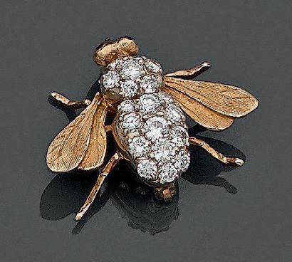 null Petite BROCHE «mouche» en or jaune et or gris (585 millièmes) 14 carats, ciselé,...