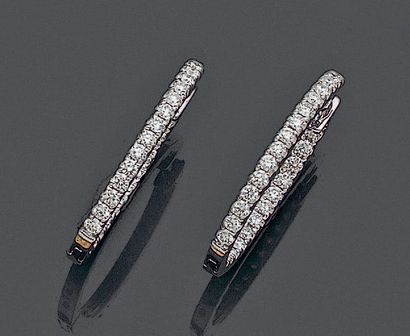 null Paire de BOUCLES d'OREILLES «petites créoles» en or gris (750 millièmes) serti...