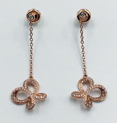 null Paire de PENDANTS d'OREILLES en or rose (750 millièmes) composé d'une chaînette...