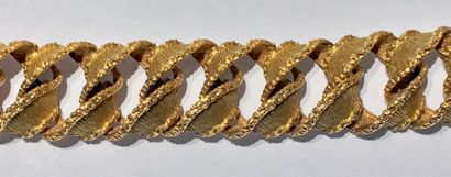 BRACELET «torsadé»en or jaune (750 millièmes)...
