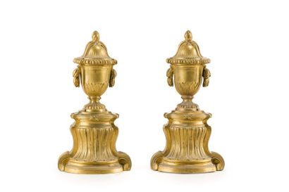 null Paire de chenets en bronze doré. Ils présentent des vases couverts à piédouche...