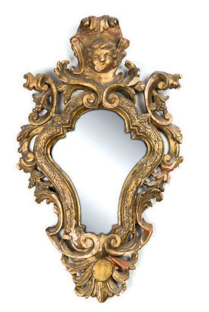null Paire de petits miroirs de forme violonée en bois sculpté et doré. Encadrements...
