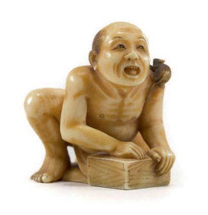 JAPON - XIXE SIÈCLE Netsuke en ivoire, attrapeur de rat à genoux, le rongeur grimpant...