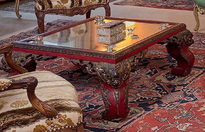 CHINE, Ningpo - XIXe siècle Table de forme carrée en bois laqué rouge et or, les...