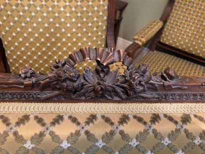 null Un mobilier de salon de style Louis XVI comprenant un canapé et quatre fauteuils
Canapé...