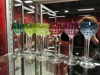 Série de six verres en cristal polychrome...
