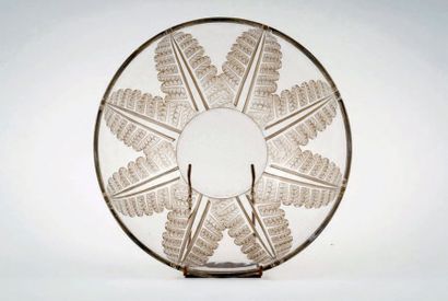 RENE LALIQUE (1860-1945) 
Coupe «Filix» (1926).
Épreuve en verre blanc moulé pressé...