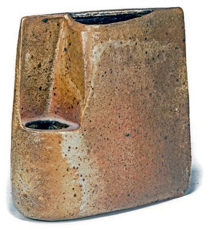 Yves MOHY (1928-2004) 
Vase en grès à corps quadrangulaire effilé et deux réceptacles.
Haut....
