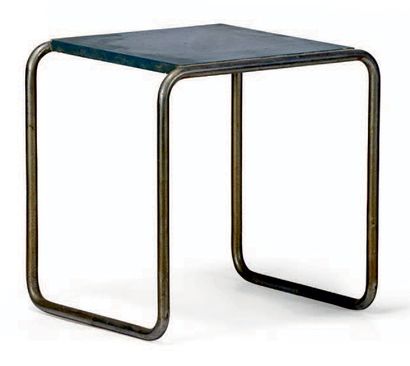 MARCEL BREUER (1902-1981) & THONET (ÉDITEUR) 
Petite table en métal tubulaire chromé...