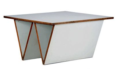Andre LURCAT (1894-1970) 
Table basse en bois stratifié et lamifié blanc à plateau...