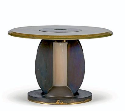 Jean Perzel (1892-1986) 
Table de milieu éclairante à plateau circulaire en épaisse...