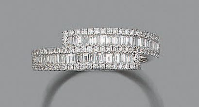 null BAGUE en or gris (750 millièmes) serti d'une ligne de diamants taille baguette...